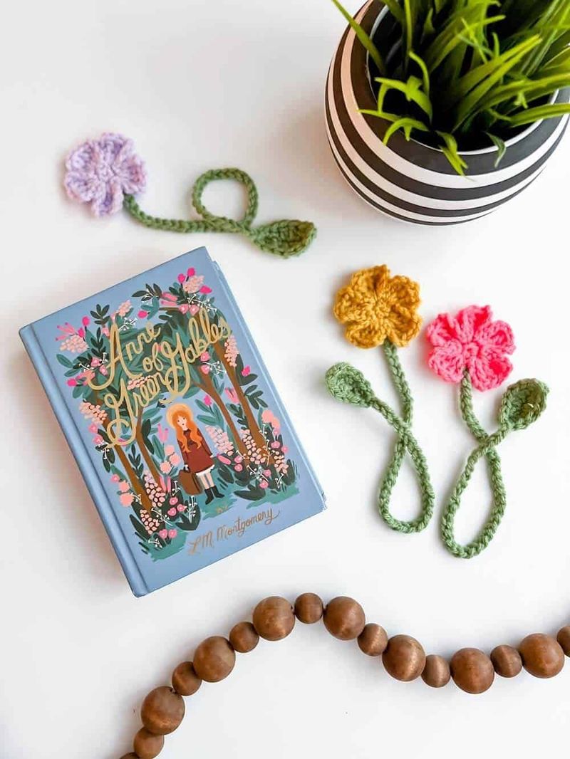 Dainty Daisy Bookmark free crochet pattern by Lauren Brown