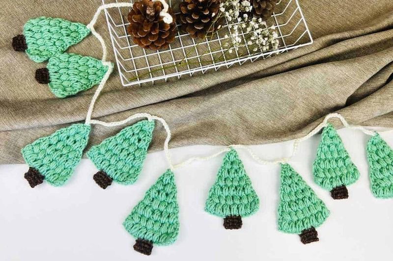 Crochet Christmas Tree Garland (Desert Blossom Crafts) free crochet pattern by Rachel