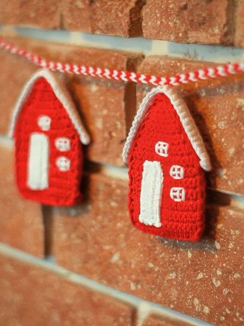 Christmas House Garland free crochet pattern by Studio Wow Toys