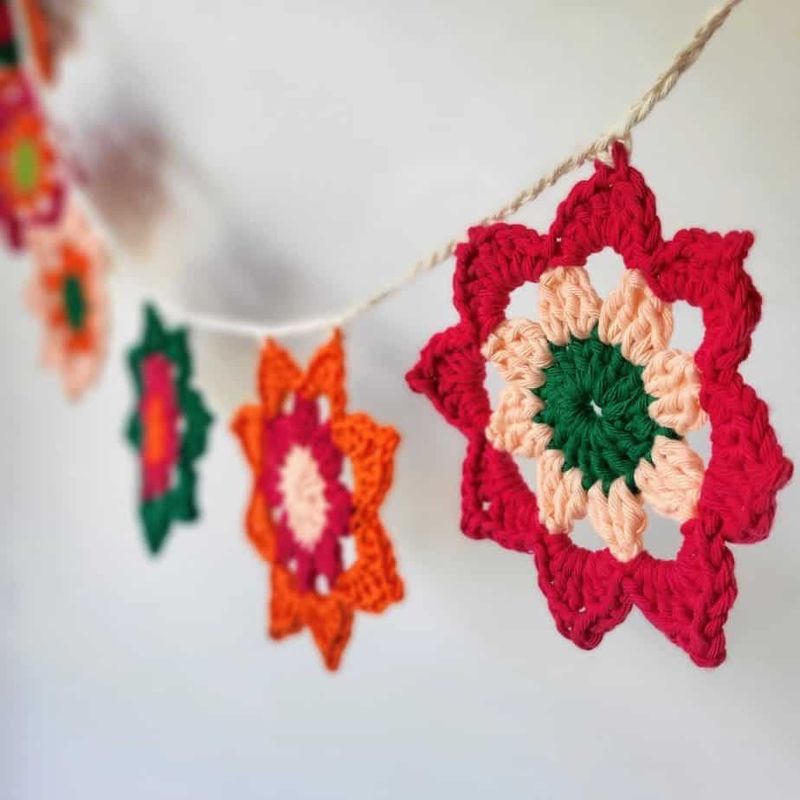 Easy Flower Crochet Garland free crochet pattern by Carmen