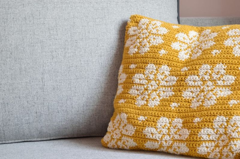 Dahlia Pillow free crochet pattern by Sylwia