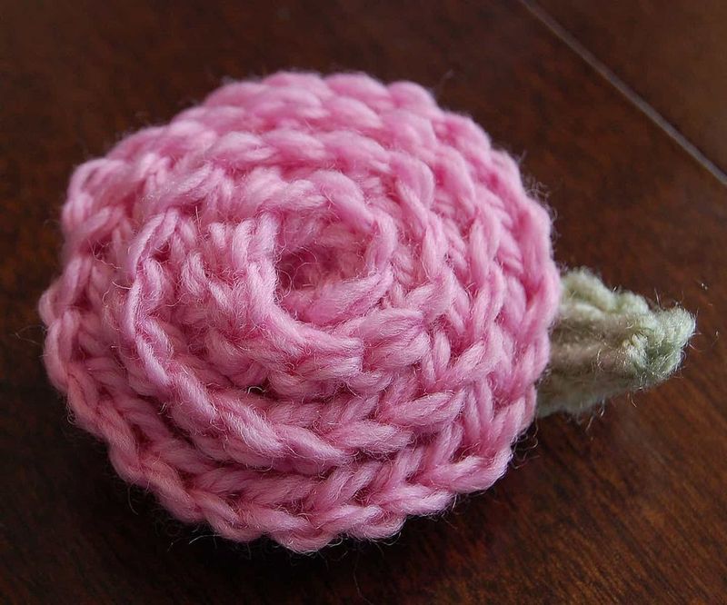 Crochet Rose Pattern (3 Sizes) free crochet pattern by Jennifer Renaud