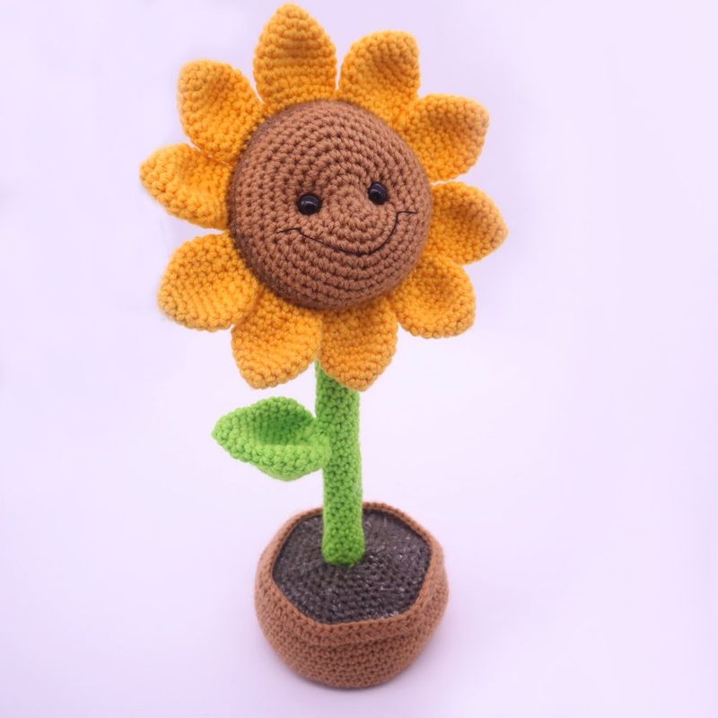 Sunflower Amigurumi free crochet pattern by StringyDingDing