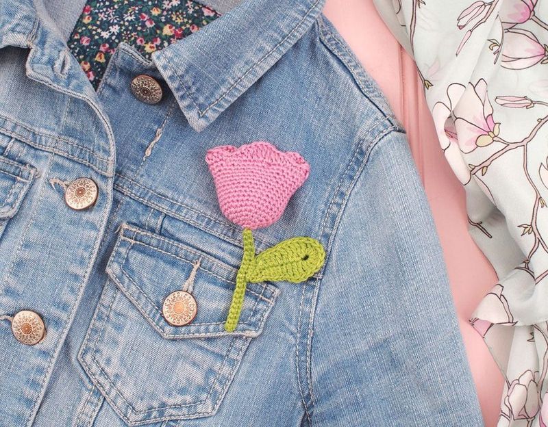 Tulip Brooch free crochet pattern by La Messer