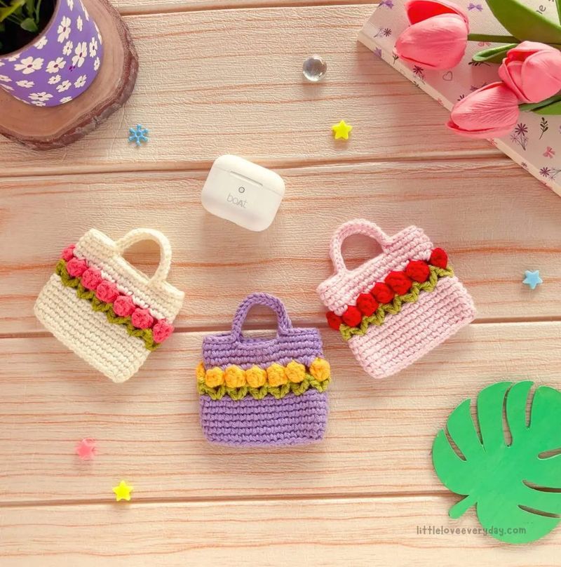 Tulip Coin Purse free crochet pattern by Anita