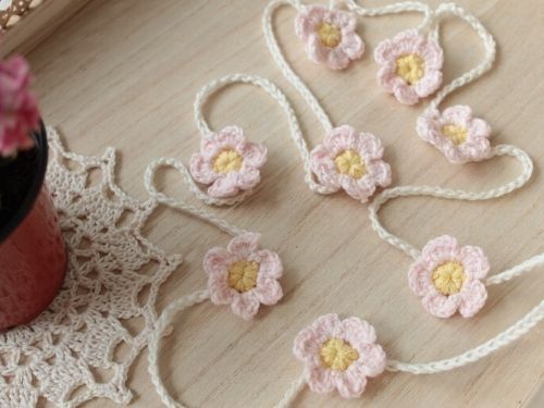 Tiny Crochet Flowers Garland free crochet pattern by Veronika Cromwell